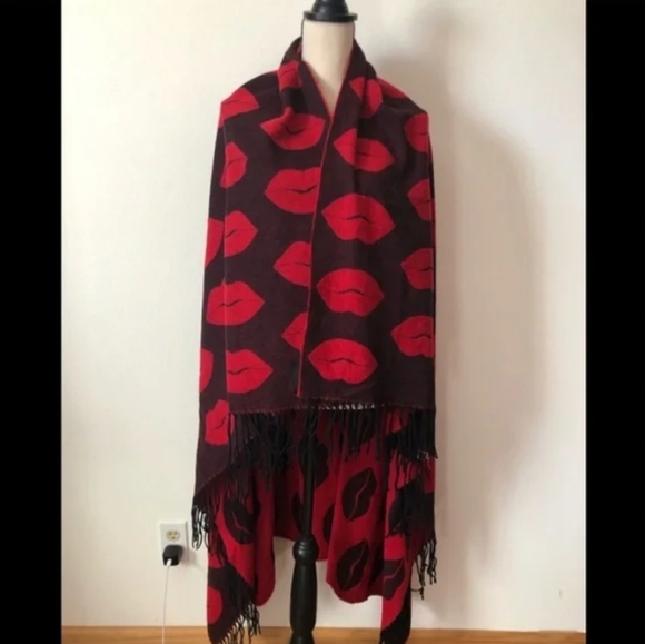 ♡SALE♡Victorias Secret Hot Lips Blanket Throw Limited Edition - Picture 9 of 16